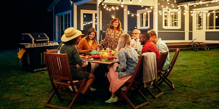 Da refeição à decoração da casa, saiba como planear um jantar para amigos de forma económica.
