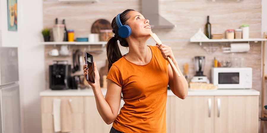 A música está sempre presente nas nossas vidas e tem sido cada vez mais usada no trabalho e nas tarefas domésticas, ajudando 