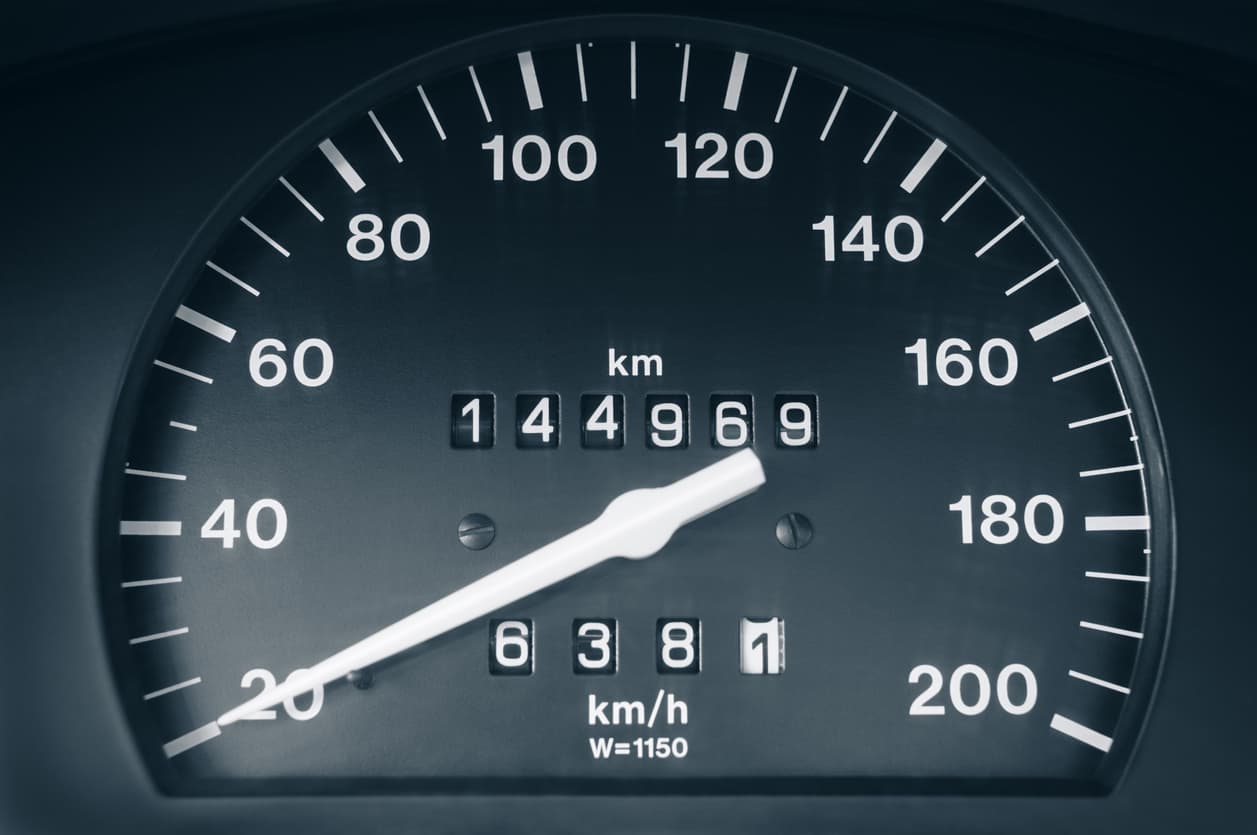 Se anda à procura de carros usados, este artigo é para si. Partilhamos consigo três formas de descobrir se o conta quilómetro