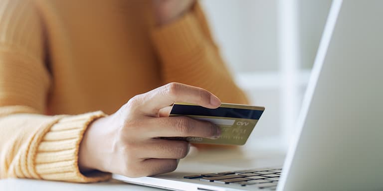 Sabia que é possível poupar, e até ganhar, algum dinheiro ao utilizar um cartão de crédito? Descubra como.
