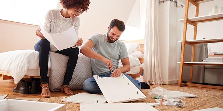 Sabia que pode decorar a casa com pouco dinheiro? Conheça as nossas sugestões para mobilar as divisões da sua casa sem gastar