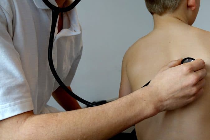 Saiba como reagir a um diagnóstico complicado e manter-se são, quando um filho está hospitalizado.
