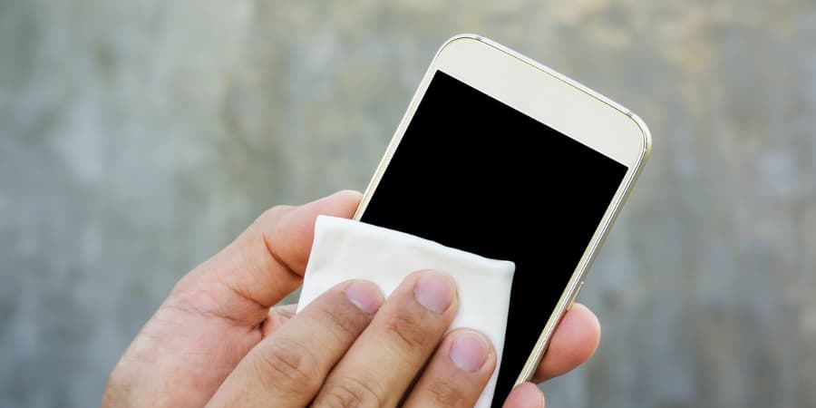 O telemóvel deve ser limpo, com regularidade, para evitar a propagação do coronavírus. Veja como deve ser desinfetado e quais