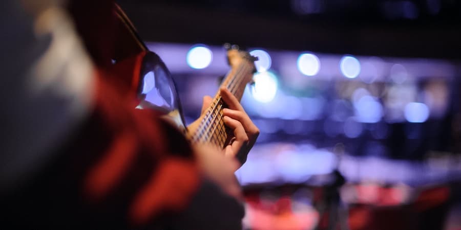 É um mega concerto solidário para arrecadar fundos para a luta contra a covid-19. Reúne artistas de todo o mundo e pode ser v