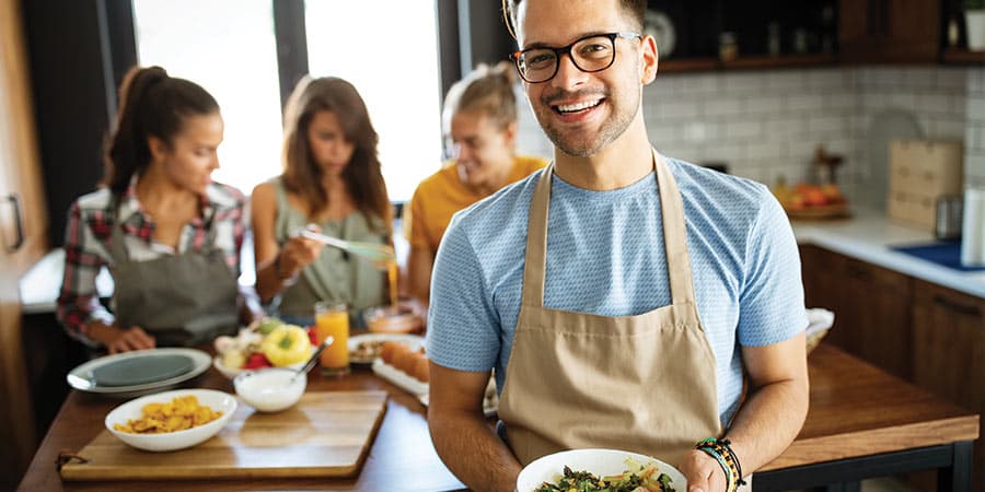 Não descascar as batatas ou aproveitar o alho francês na totalidade – são, apenas, duas entre muitas dicas sugeridas po
