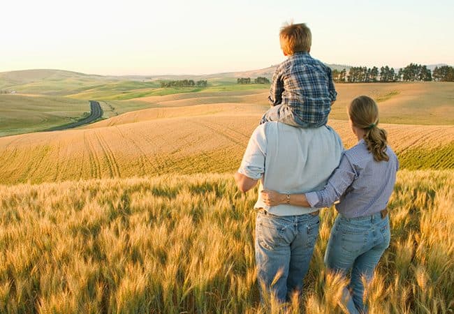 Foram para o campo e por lá ficaram