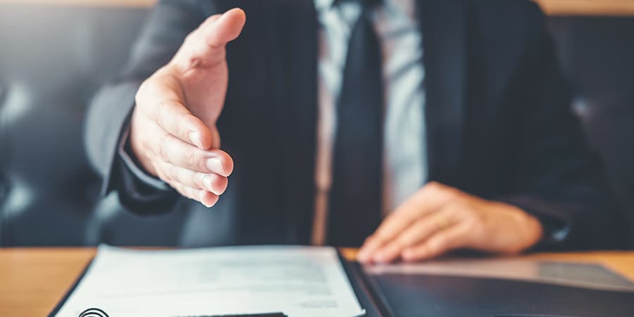 Duas recém-empregadas em tempos de pandemia e uma especialista em recrutamento apontam as facilidades e as dificuldades do te