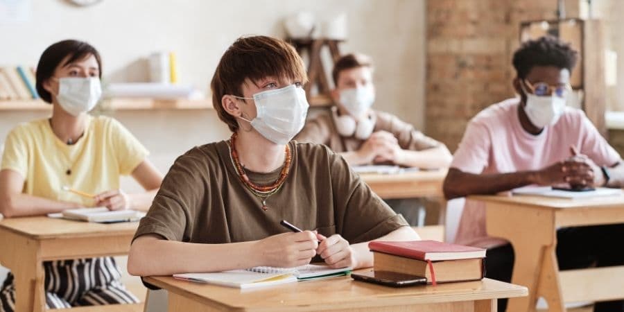 Escolher um estabelecimento de ensino não é fácil e existem muitos fatores a considerar. A mensalidade é seguramente um deles