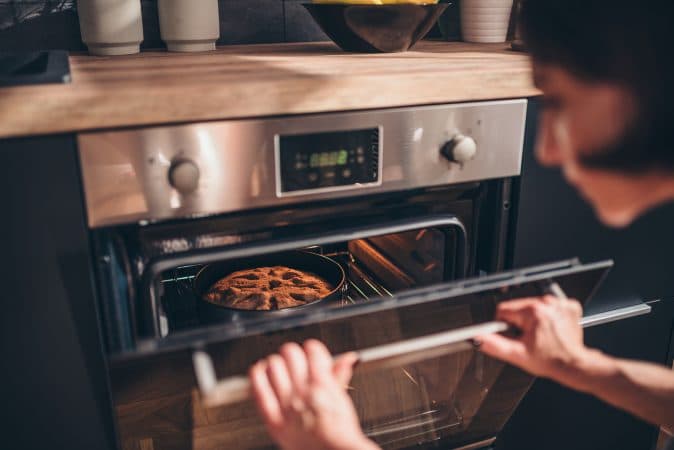 Se cozinhar em maiores quantidades, utilizará menos vezes o forno e o fogão e terá sempre refeições prontas à hora.
