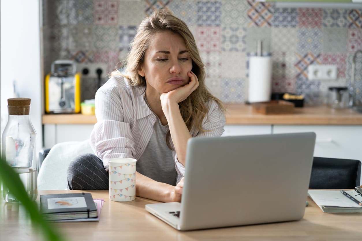 Tratar do processo de divórcio online já é possível. Como? Basta haver acordo entre ambas as partes e ter acesso à internet. 