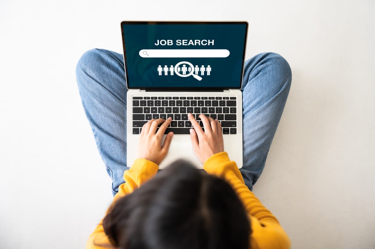 Quer saber como funciona um emprego na função pública? Neste artigo explicamos-lhe como consultar as vagas disponíveis, as co