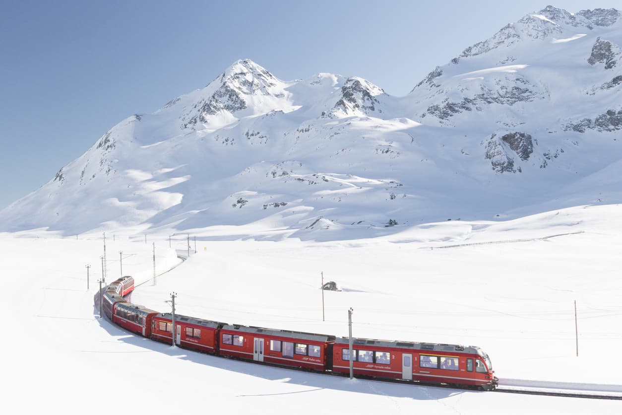Há várias rotas para fazer de comboio, na Europa ou fora dela, que prometem viagens de sonho. Embarque connosco e conheça alg