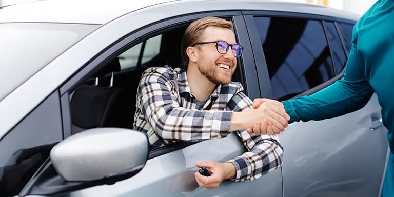 Saber a quem pertence um carro é mais fácil do que parece e pode ser útil em diversas situações. Para isso, basta ter a matrí