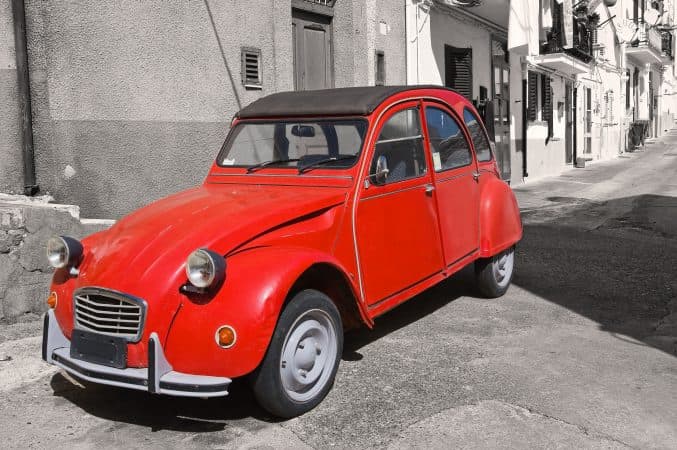 Um carro parado no mesmo sítio por mais de 30 dias pode levar ao reboque e ao pagamento de taxas. 
