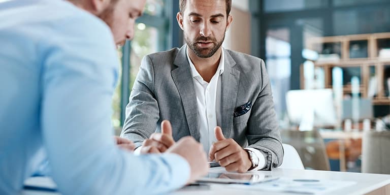 Se vai pedir um empréstimo, um intermediário de crédito pode ajudar a poupar tempo e dinheiro. Mas há cuidados a ter para que