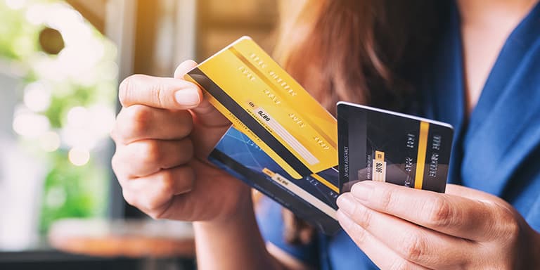 Num aperto financeiro, será que deve optar por um crédito pessoal ou cartão de crédito? Saiba quando recorrer a cada uma das 