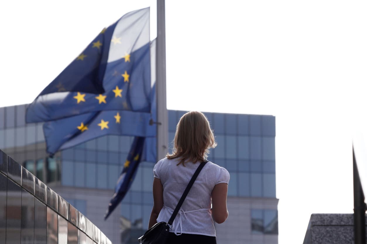 Várias instituições, agências e organismos europeus promovem programas de estágios remunerados. 
