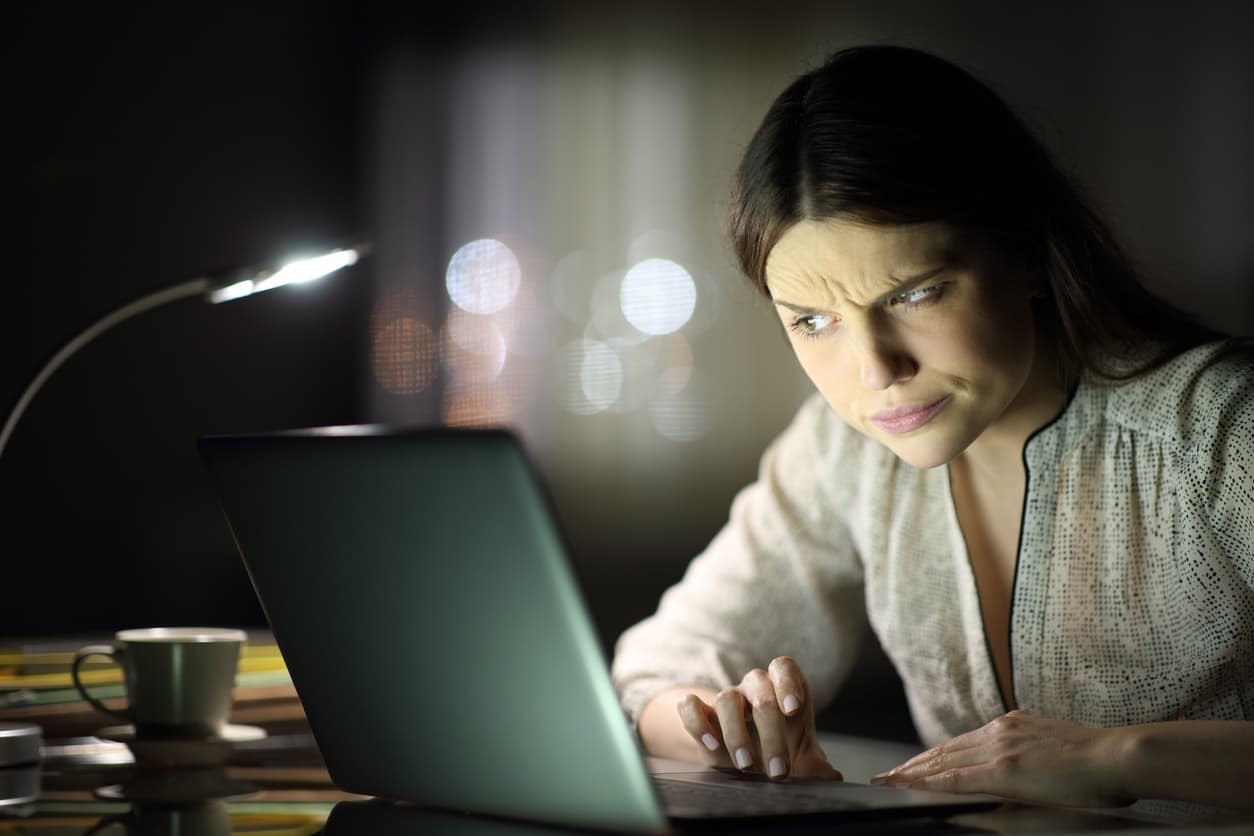 as autoridades têm vindo a registar um aumento de crimes de burla online, por via do uso de computadores e telemóveis. 
