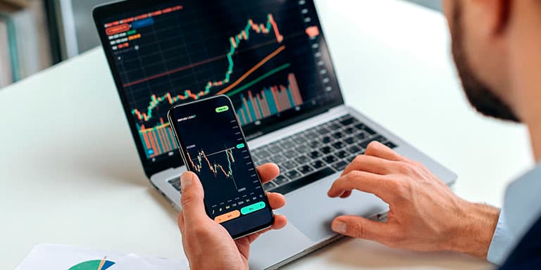 Quando é que se devem declarar criptomoedas no IRS? E será que vai pagar imposto? Esclarecemos estas e outras dúvidas. 
