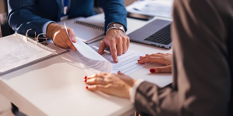 Poupar e investir são formas complementares de gerir o seu dinheiro, mas é preciso saber como e quando recorrer a cada uma de