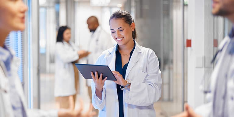 Poupar na saúde não significa cortar nos cuidados médicos necessários. Conheça seis formas de reduzir os gastos nesta área.
