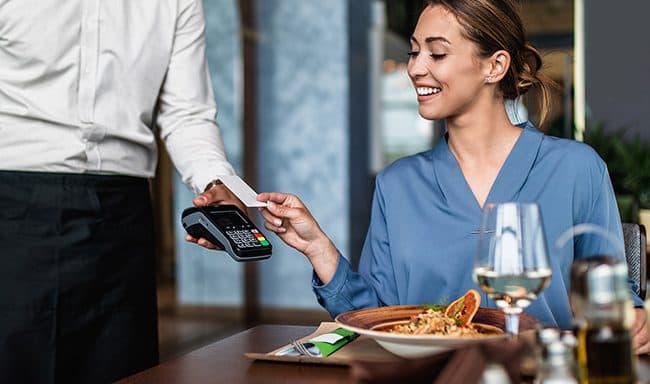 Cartão de refeição: como funciona e quais as vantagens associadas