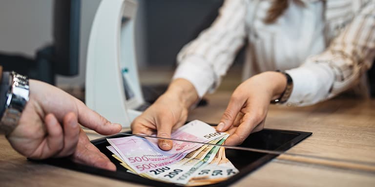 Viajar com muito dinheiro implica uma paragem na Alfândega para declarar esses valores. Conheça os limites legais e as regras