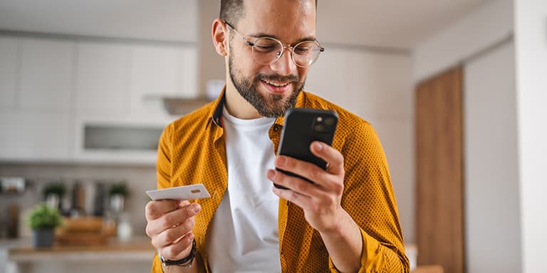 Tem o hábito de comprar produtos pela internet? Descubra algumas dicas para poupar nas compras online.
