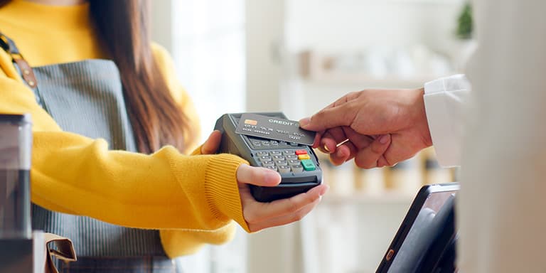 Uma conta de serviços mínimos bancários tem as funcionalidades essenciais a um preço mais baixo. Saiba como funciona e se é p