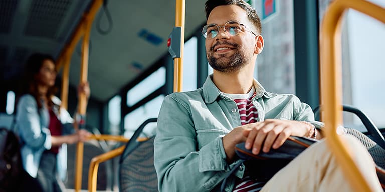 Quer prefira utilizar o carro ou os transportes públicos, há sempre formas de reduzir os gastos com deslocações. Saiba como p