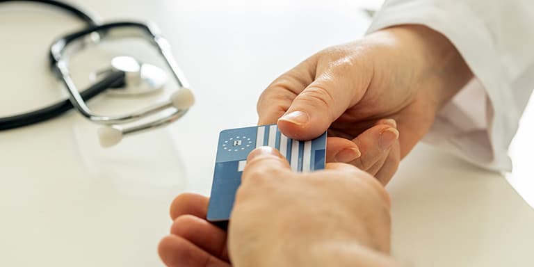 O Cartão de Saúde Europeu garante-lhe o acesso a cuidados médicos no estrangeiro. Conheça todas as vantagens e saiba como ped