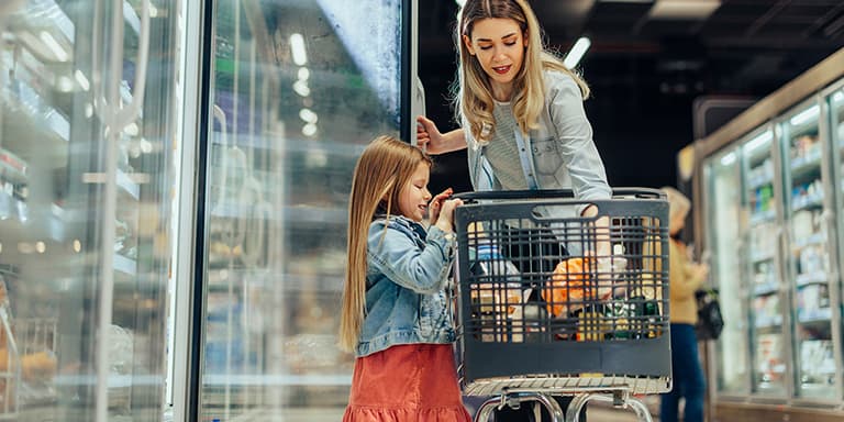 O cabaz alimentar que era garantido às famílias mais carenciadas foi substituído pelo Cartão Social. Saiba o que é e como fun