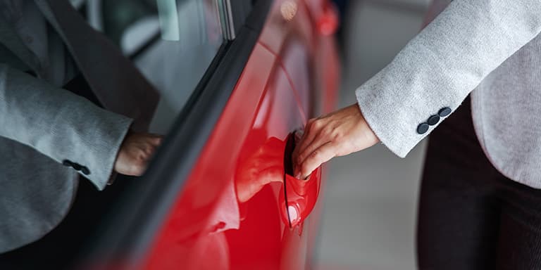 Se está a pensar em comprar carro e não consegue decidir entre leasing e renting, saiba o que está em causa nas duas opções e