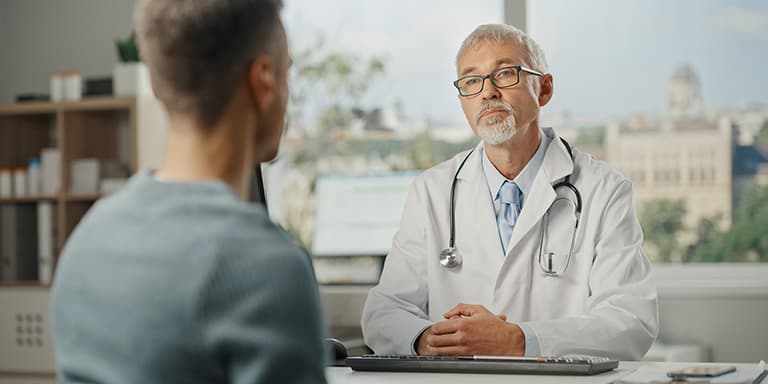 Está doente e precisa de faltar ao trabalho? Saiba como funciona a baixa médica, como a pode pedir e quem tem direito ao subs