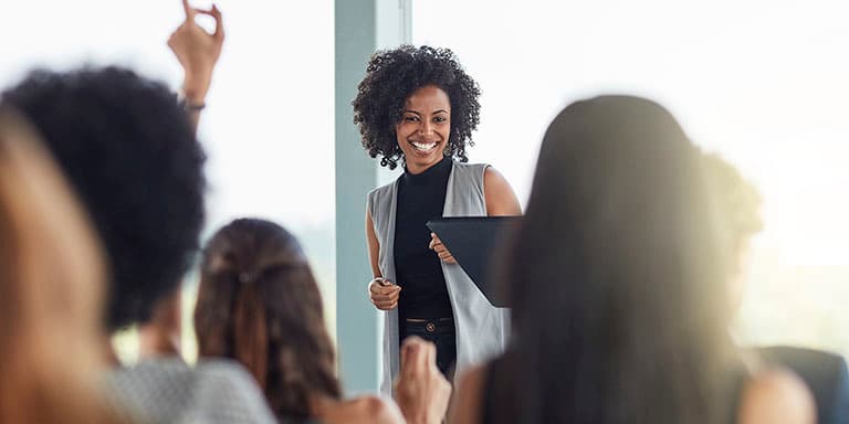 A formação profissional é um direito do trabalhador e um dever da empresa. Saiba como funciona.
