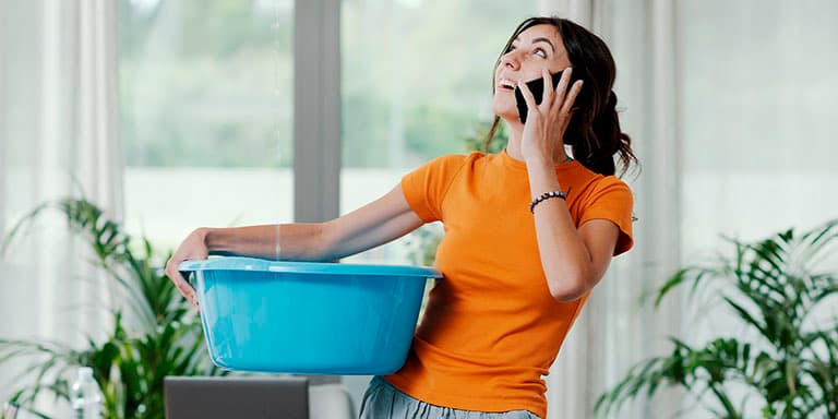 Uma infiltração de água em casa pode ter várias causas, mas as consequências são sempre desagradáveis. Saiba como agir e que 