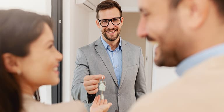 Para quem quer trocar de imóvel, a permuta de casa pode ser uma boa solução. Saiba o que implica este processo.
