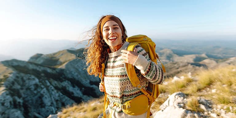 Já está a pensar nas férias, mas o orçamento é apertado? Saiba como poupar dinheiro para viajar.
