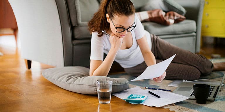 Descubra como controlar pequenos gastos e aumentar a sua poupança através de um conjunto de estratégias práticas. 

