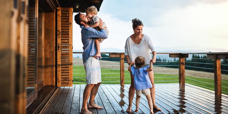Quer arrendar a sua casa para férias e obter um rendimento extra? Saiba o que deve fazer para cumprir a lei e para atrair mai