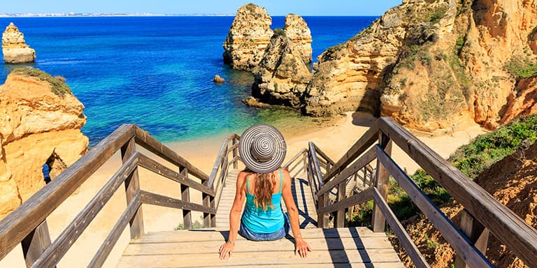 Está a planear as suas próximas férias de verão? Conheça seis destinos de férias em Portugal deslumbrantes e em conta.

