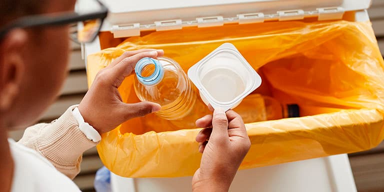Descubra as vantagens de separar e reciclar o seu lixo e saiba quais são os melhores materiais para ganhar dinheiro com recic