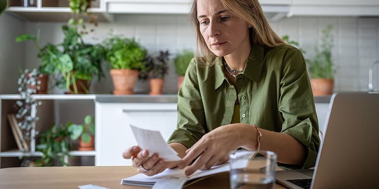 Estar numa situação de insuficiência económica dá direito a alguns apoios sociais, legais e de saúde. Conheça os critérios de