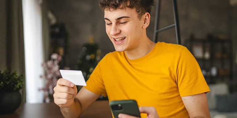 Para quem tem menos de 30 anos, o Cartão Jovem é uma boa forma de poupar algum dinheiro. Descubra as vantagens e saiba como f