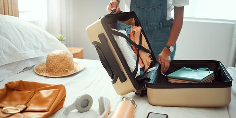 Preparar uma mala para férias de verão não tem de ser uma dor de cabeça. Descubra os artigos que não podem faltar e saiba com