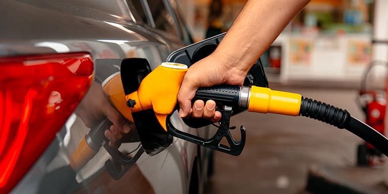Descubra as nossas dicas e estratégias para poupar combustível e gastar menos dinheiro sempre que vai abastecer o carro.
