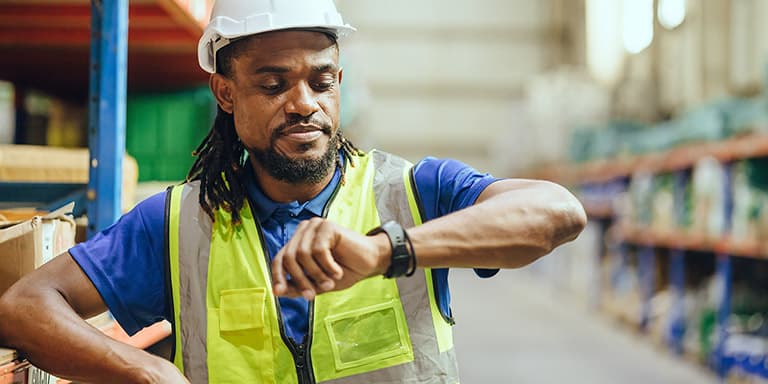 O trabalho por turnos obriga a algumas regras. Saiba como funciona, quem pode ser dispensado e como manter-se saudável neste 