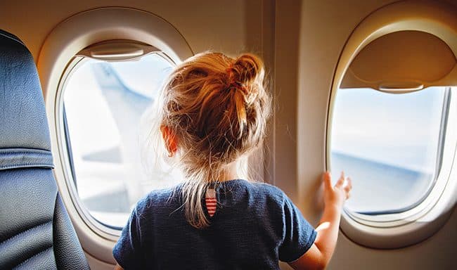 Viajar de avião com crianças: dicas para descomplicar