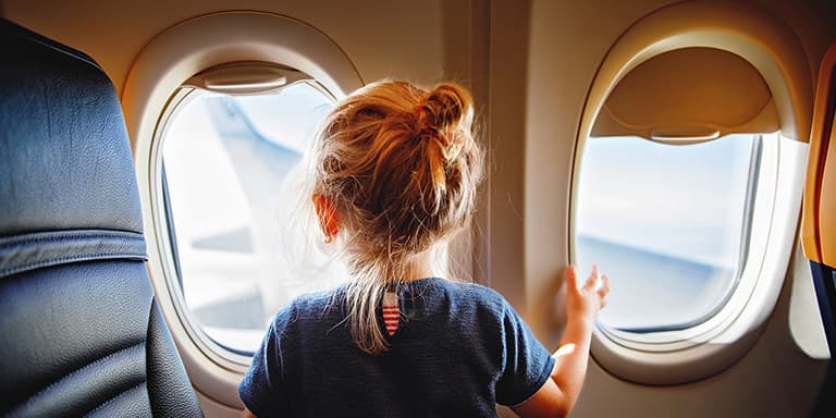 Vai viajar de avião com crianças? Conheça as nossas sugestões para descomplicar e tornar a viagem mais tranquila.
