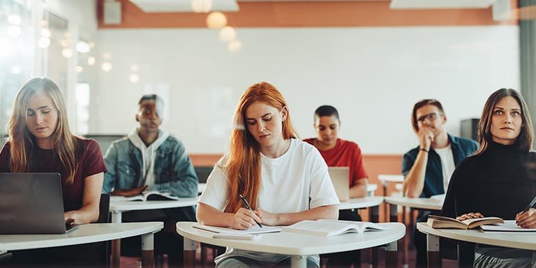 As bolsas de estudo do ensino superior são um apoio para alunos com menores recursos financeiros. Saiba como concorrer. 
